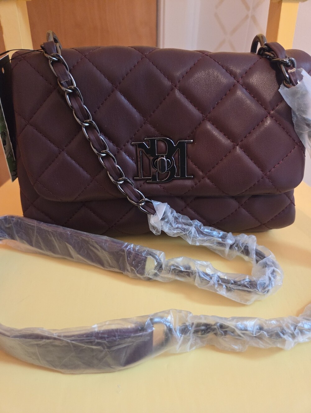 NWT Badgley Mischka Quilted Wine Crossbody Bag with Chain Strap - Picture 3 of 16